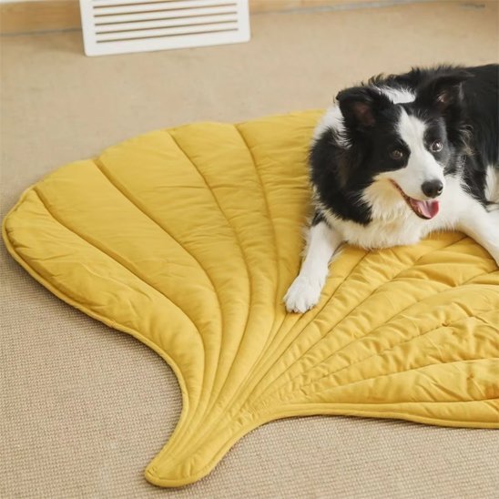 tapis pour chien forme de feuille jaune