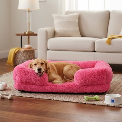 toutou détendu dans panier chien en peluche rose 