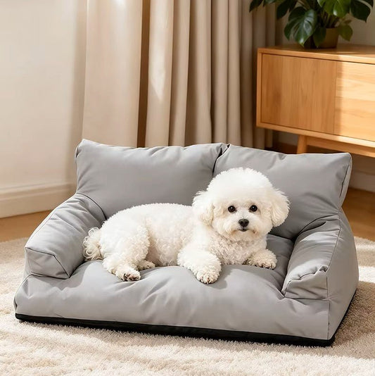 toutou allonger dans fauteuil pour chien avec accoudoirs surélevés