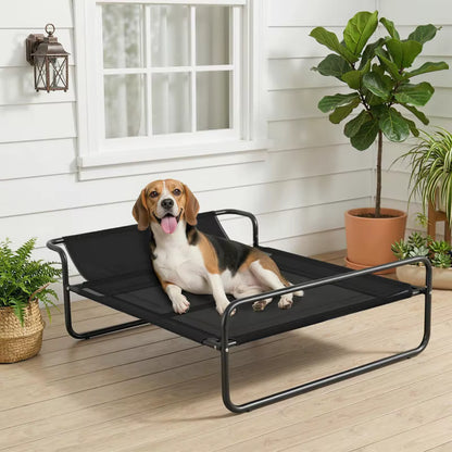 toutou allonger dans lit de camping pour chien