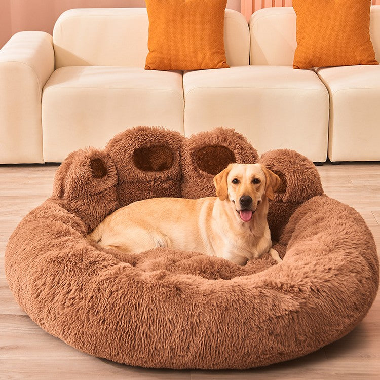 toutou allonger dans lit pour chien couleur café