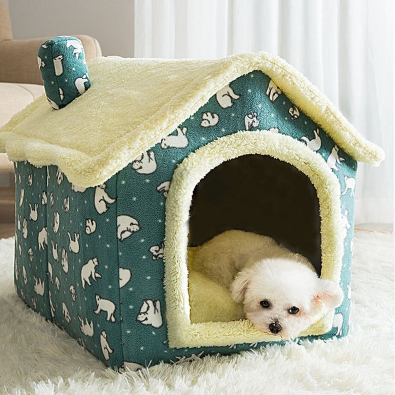 toutou allonger dans niche chien intérieur en peluche