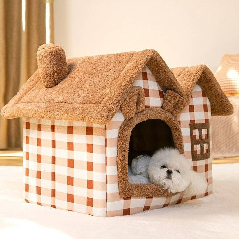 toutou allonger dans niche pour chien en peluche