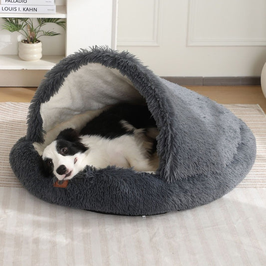 toutou allonger dans niche pour  chien intérieur en fausse fourreur
