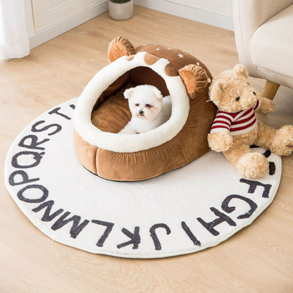 toutou allonger dans panier igloo pour chien marron 