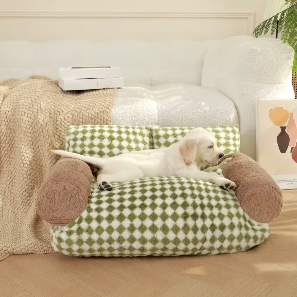 toutou allonger dans petit canape pour chien doux