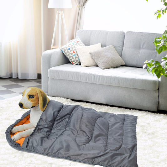 toutou allonger dans sac de couchage chien imperméable gris