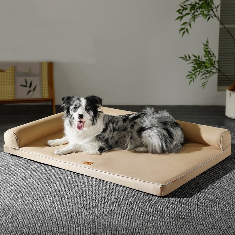 toutou allonger sur canapé lit pour grand chien beige