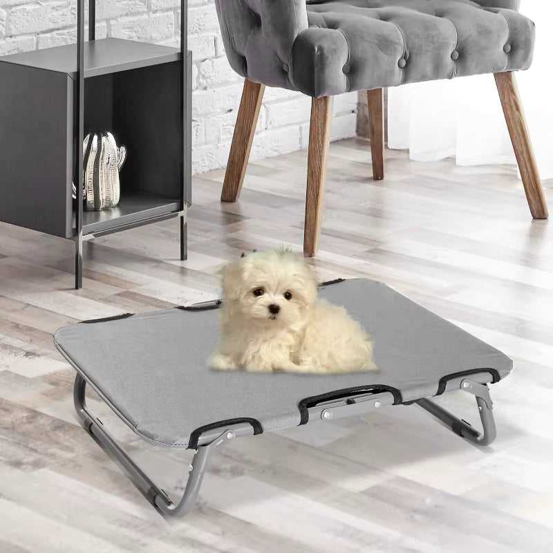 toutou assis dans lit pliant pour chien lavable
