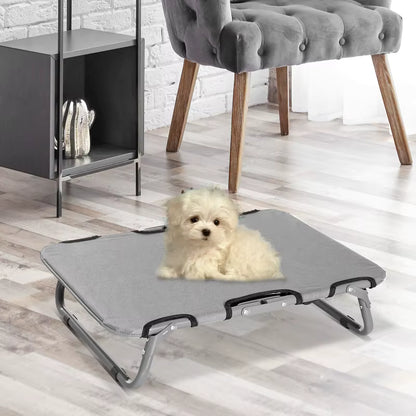 toutou assis dans lit pliant pour chien lavable