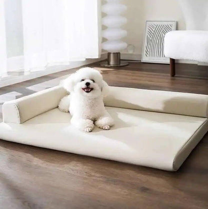 toutou assis sur matelas orthopédique pour chien imitation cuir