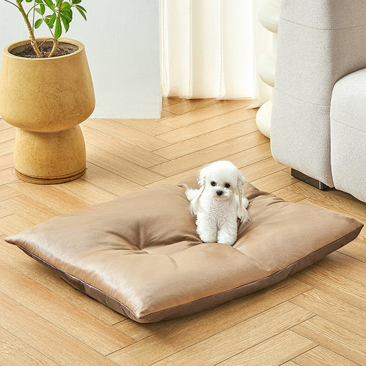 toutou assis sur tapis rafraichissant imperméable cuir