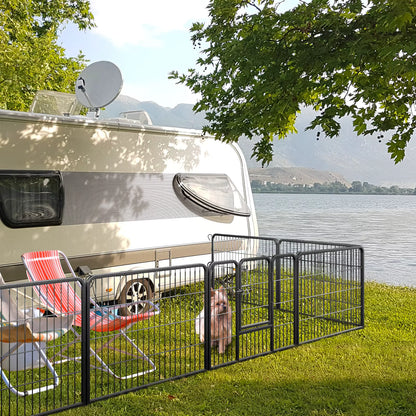 toutou aux camping dans parc pour chiens solide