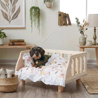 toutou chic dans lit pour chien surélevé en bois dans salon