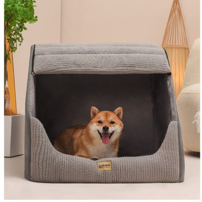 toutou content dans niche pour chien xxl