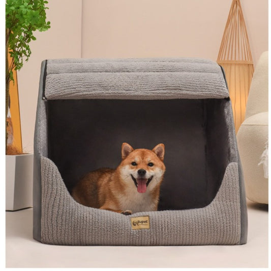 toutou content dans niche pour chien xxl