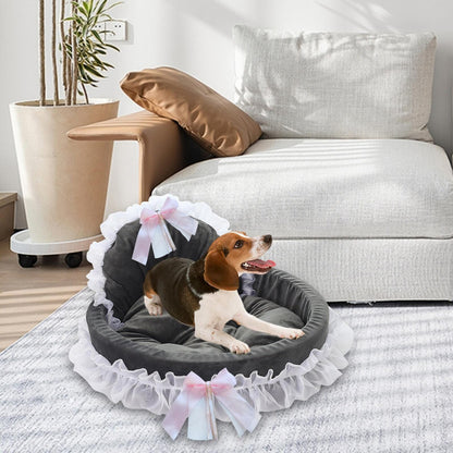 toutou dans lit pour chien princesse en dentelle gris  