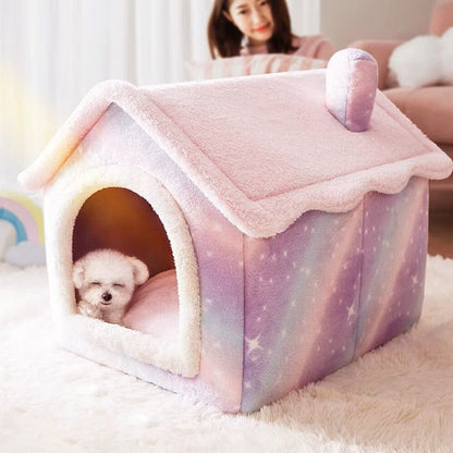 toutou dans niche chien en peluche dans salon 