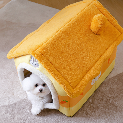 toutou dans niche chien en peluche jaune