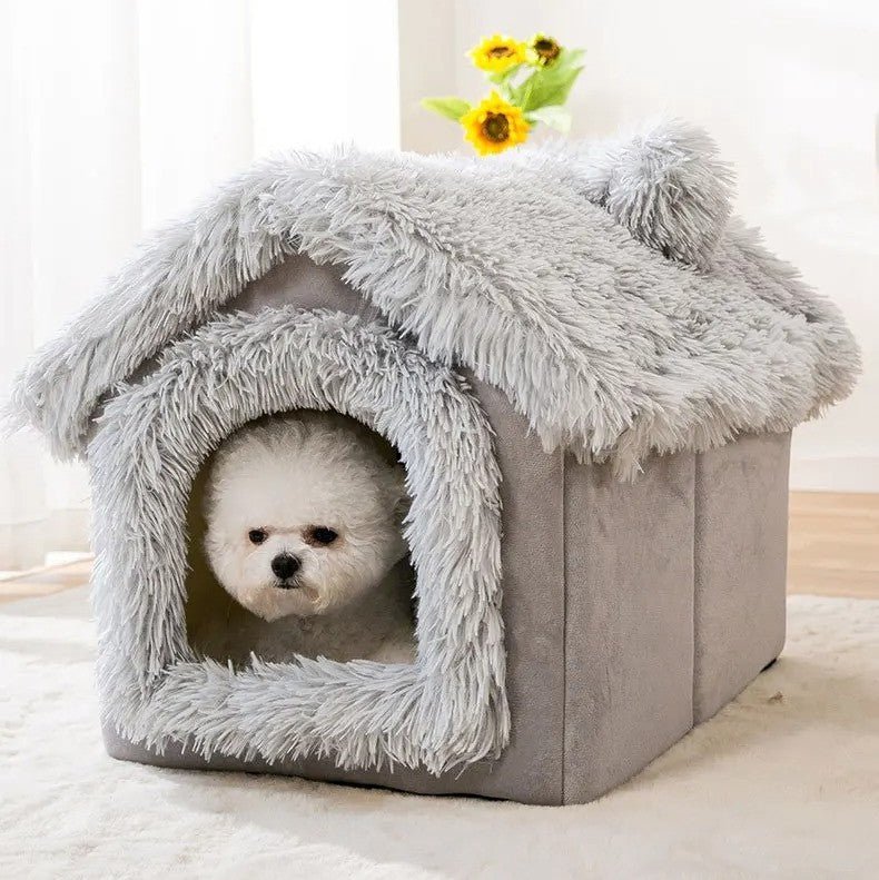 toutou dans niche chien fausse fourrure