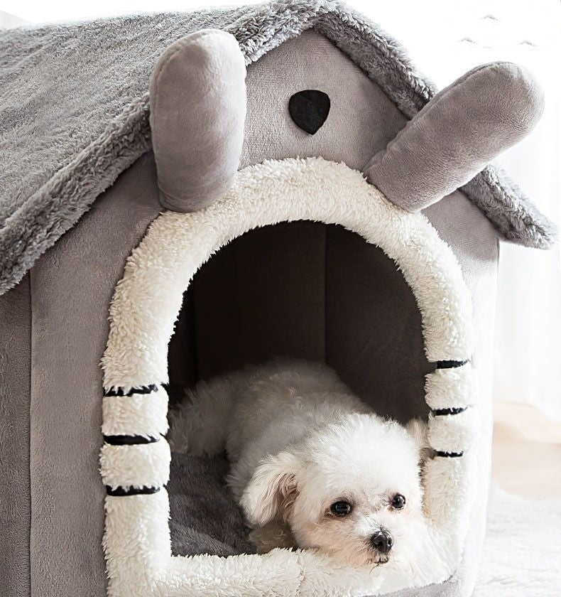 toutou dans niche chien intérieure moelleuse