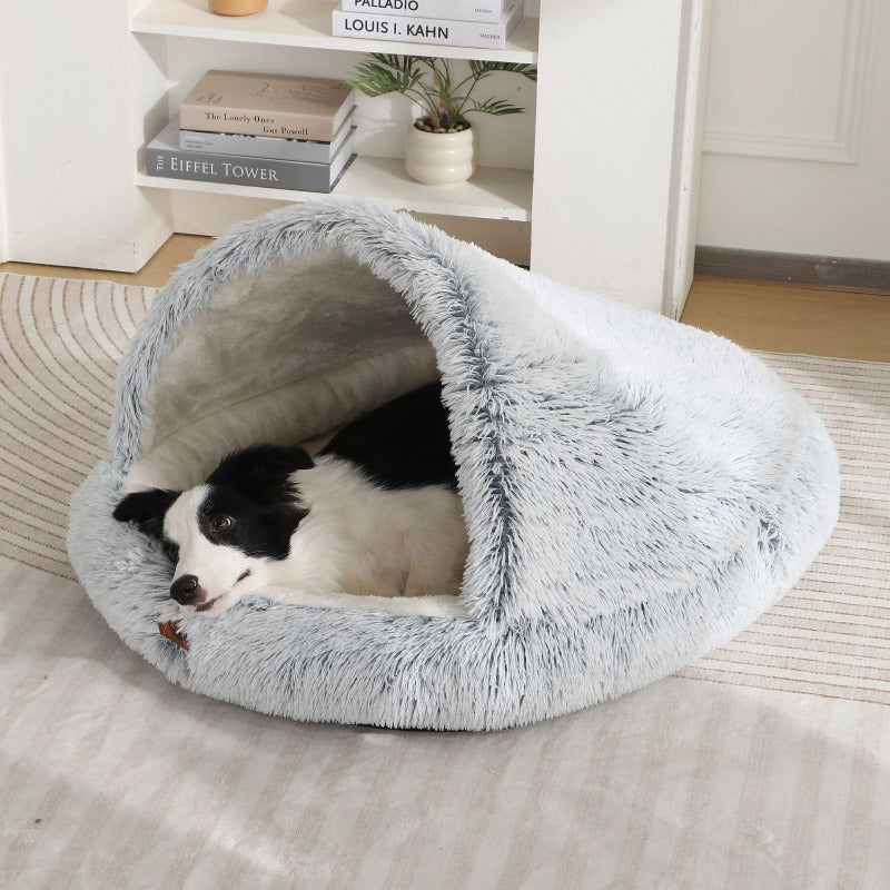 toutou dans niche pour chien intérieur en fausse fourreur