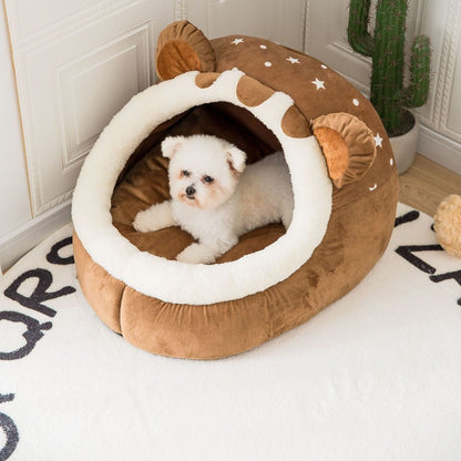 toutou dans panier igloo pour chien en peluche