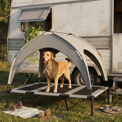 toutou debout sur lit surélevé pour chien avec toit par soleil