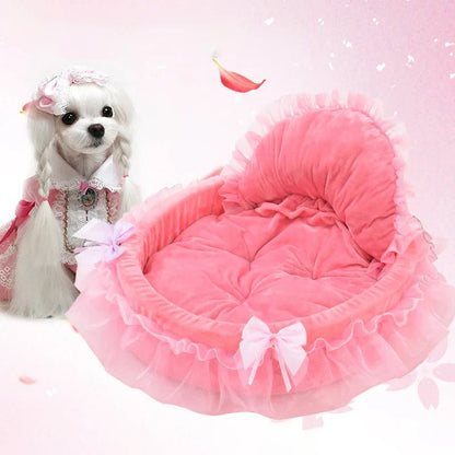 toutou devant son lit pour chien princesse  