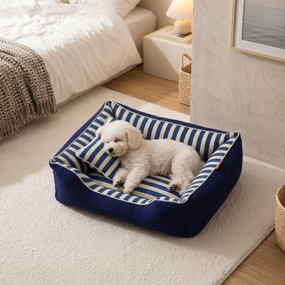 toutou dort dans canape pour chien a rayure