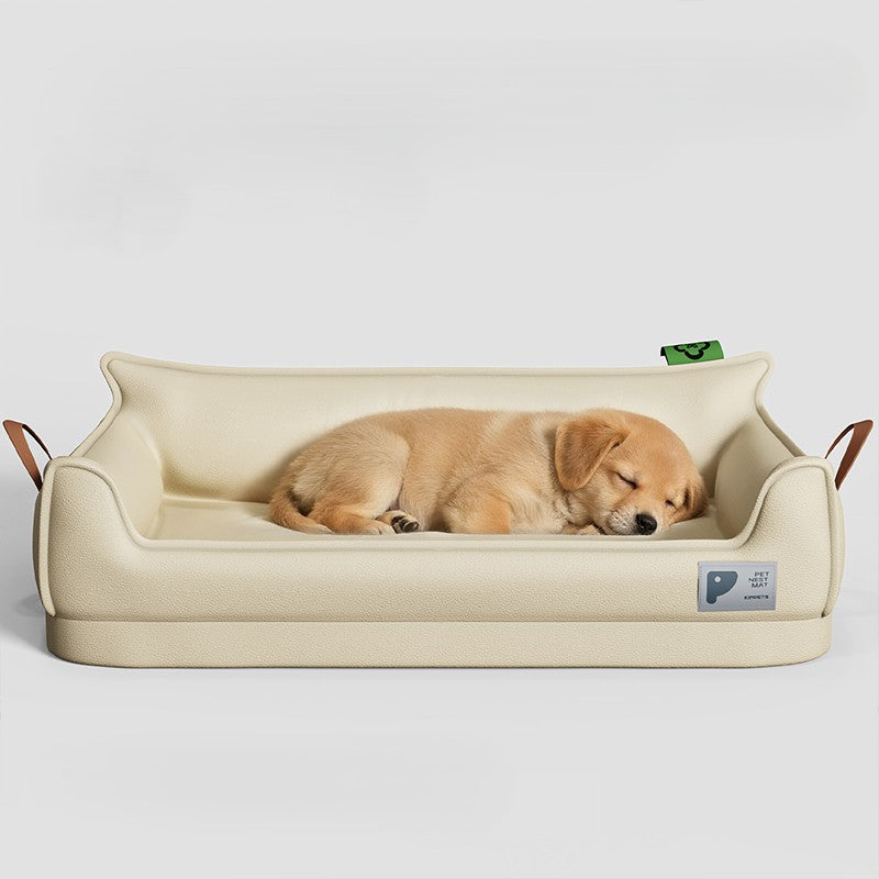 toutou dort dans la banquette pour chien avec poigner