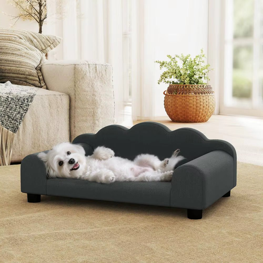 toutou installer sur canape pour petit chien avec pieds surélevé