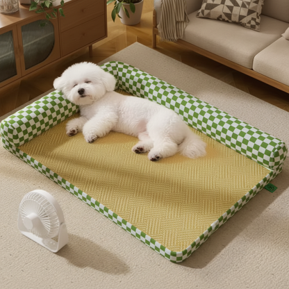 toutou se rafraichi  dans son tapis rafraichissant pour chien
