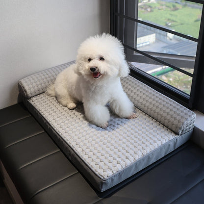 toutou sur canape pour chien avec accoudoir
