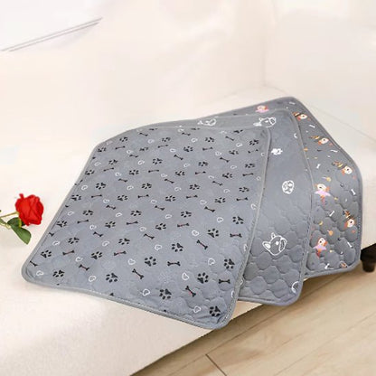 trois tapis pour chien superposé cote une fleur rouge